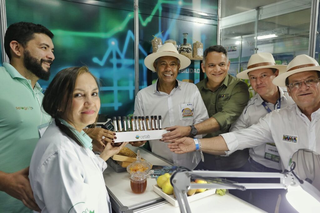 Jerônimo Rodrigues visita estande da Seagri na Bahia Farm Show e realiza entrega ao setor agrícola