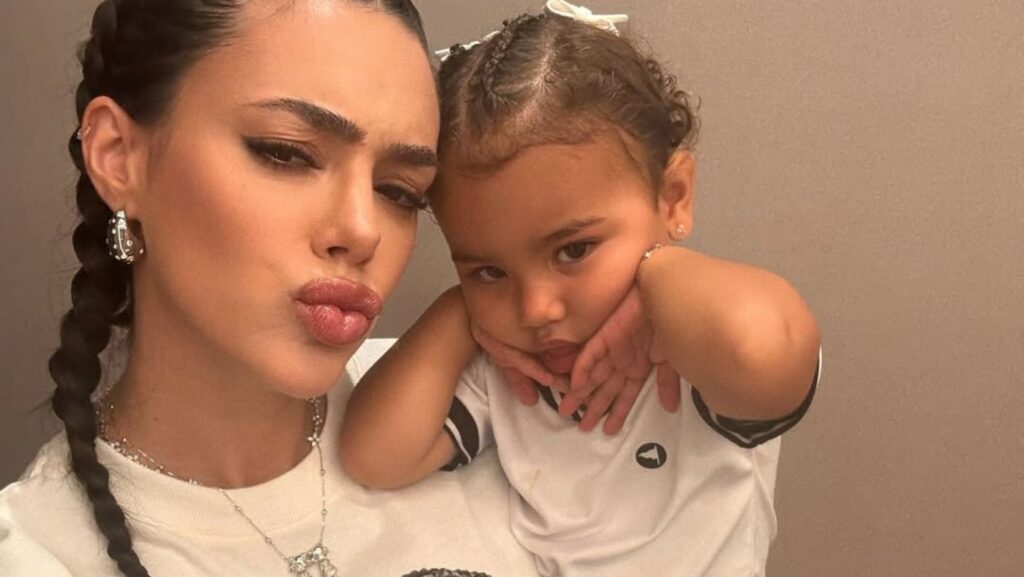 Bruna Biancardi divide a web ao ir a estádio dias após nascimento da filha caçula: ”Coragem”