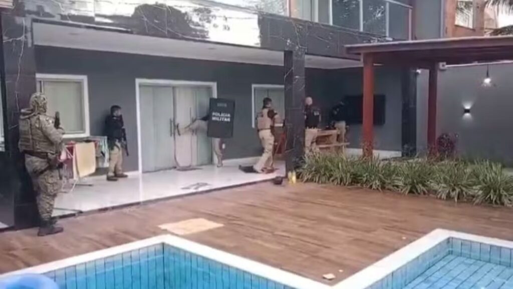 Polícia cumpre mandado contra facção ligada ao tráfico de drogas e homicídios em imóvel de luxo 