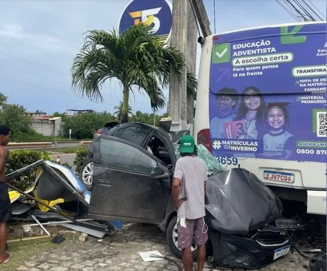 Homem morre após bater carro em ônibus na Região Metropolitana de Salvador