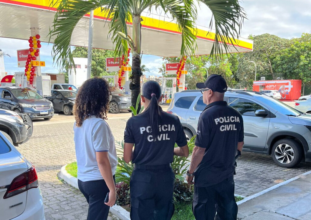 Três postos de combustíveis são notificados em operação da Polícia Civil em Lauro de Freitas