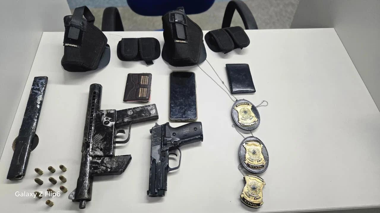 Polícia Militar prende homem com armas e distintivos de investigador em bairro de Salvador