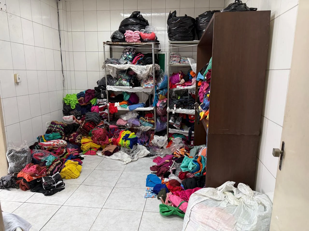 Operação contra pirataria apreende roupas falsificadas e aparelhos celulares em Salvador