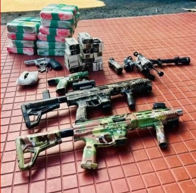 PRF apreende armamento pesado, granadas e 20 kg de cocaína em ônibus na BR-116, na Bahia