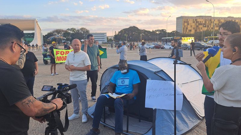 Moraes autoriza força policial para retirar deputados bolsonaristas de acampamento em Brasília