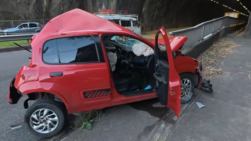 Carro é esmagado por ônibus em via movimentada próximo à BR-324; veja estrago 