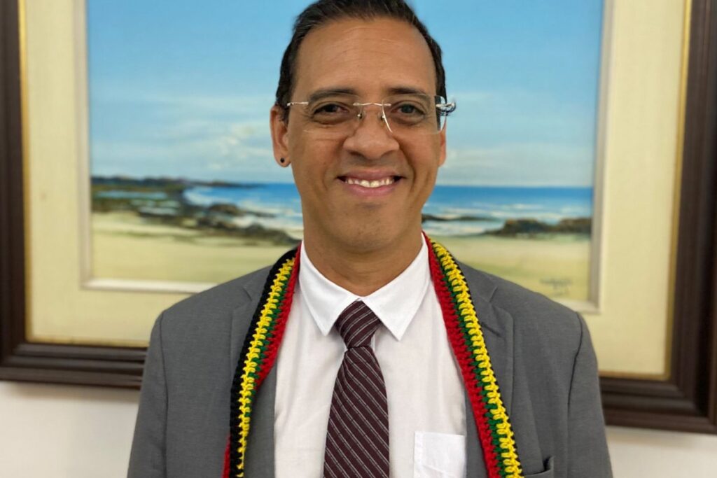 Hilton Coelho propõe lei que veta “cura gay” e pune cultos e rituais de conversão; entenda