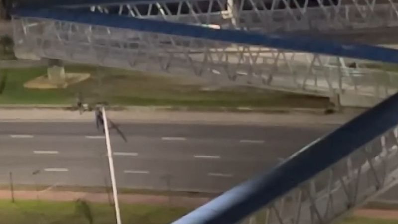 Dupla é flagrada furtando partes de passarela em avenida na capital baiana; veja 