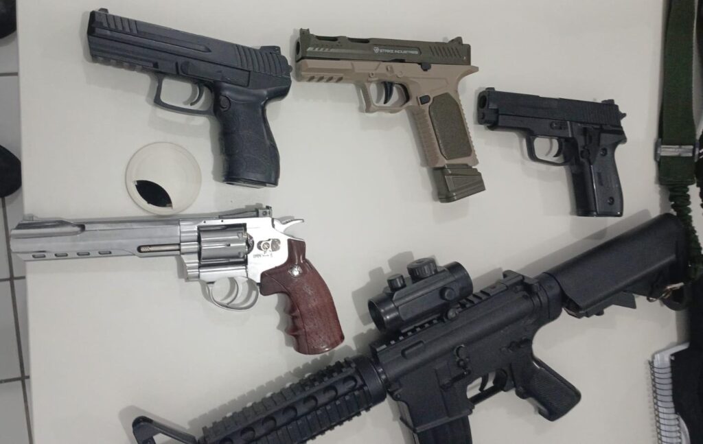 Polícia Militar apreende réplicas de armas em bairro de Salvador