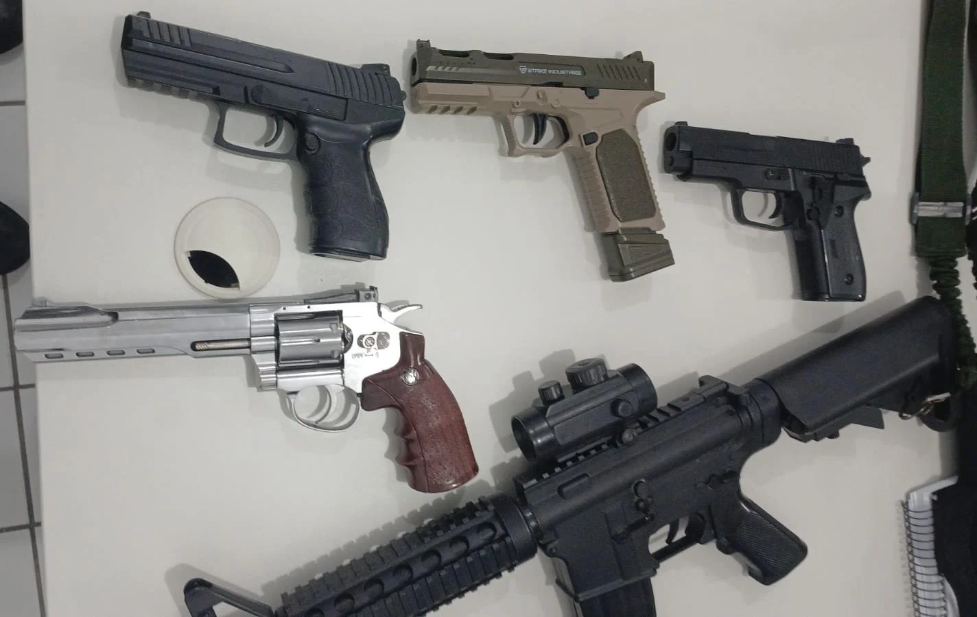 Polícia Militar apreende réplicas de armas em bairro de Salvador