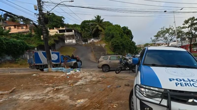 Três corpos são encontrados em terreno baldio na região do Retiro, em Salvador; moradores relataram barulho de tiros 