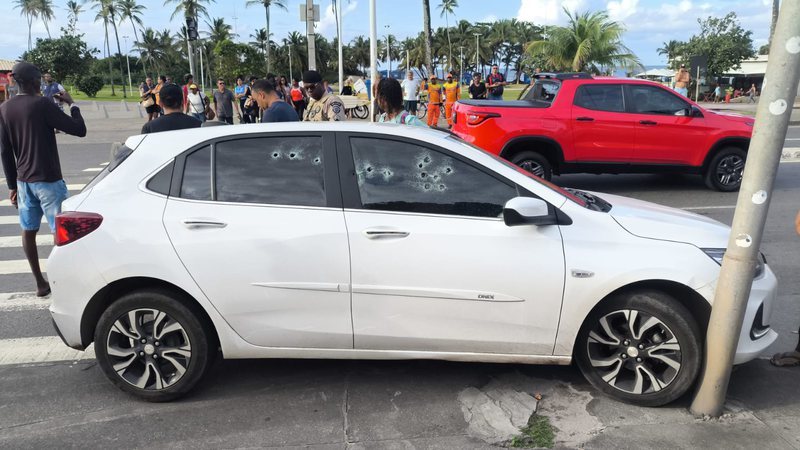 Carro é metralhado em horário de pico na orla de Salvador; saiba detalhes 