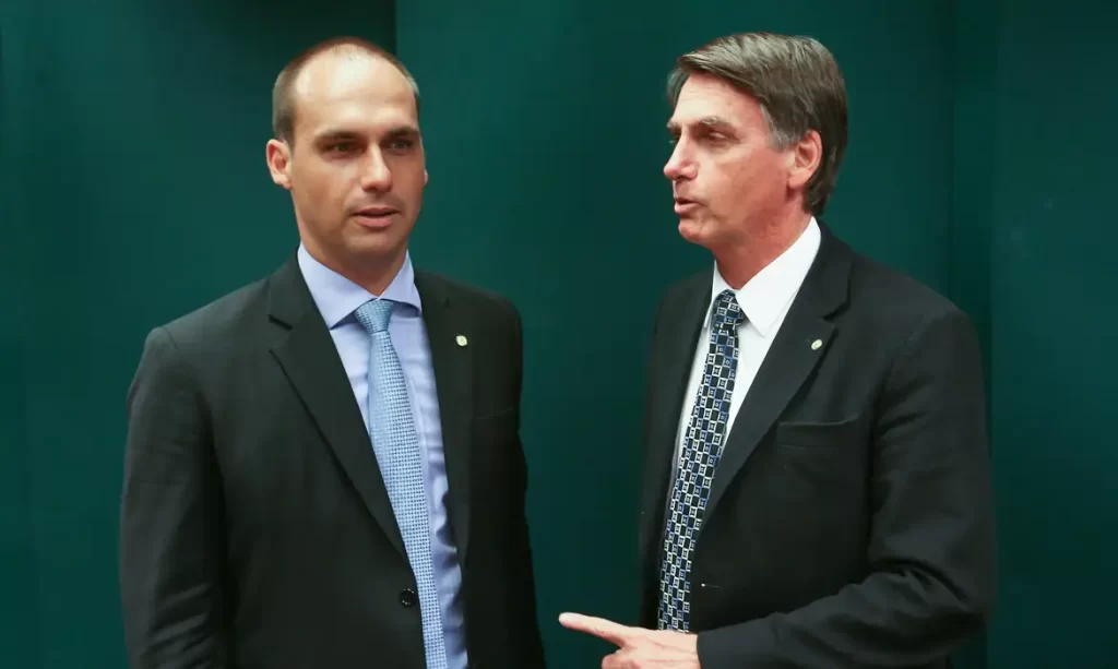 Tradicional família brasileira? Eduardo Bolsonaro xinga o próprio pai após entrevista: “VTNC, seu ingrato do caralh*”