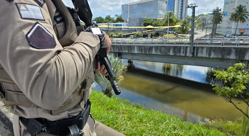 Polícia captura assaltante dentro de córrego após assaltar ônibus em Salvador