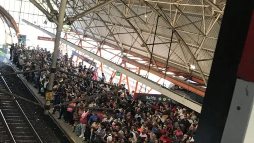 Após registros de lotação por falha na Linha 1, metrô de Salvador volta a funcionar 
