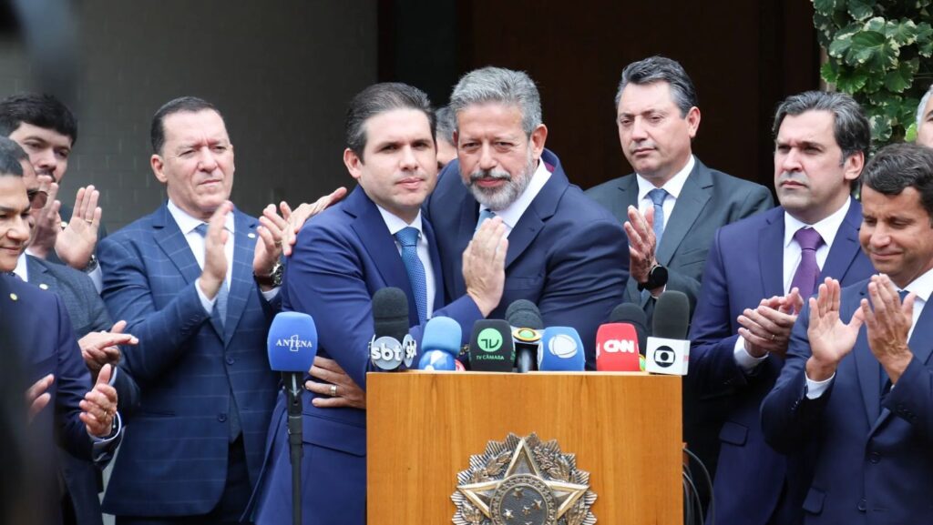 Motta troca indicados de Lira na Câmara e deputado questiona: “presidente, afinal?”