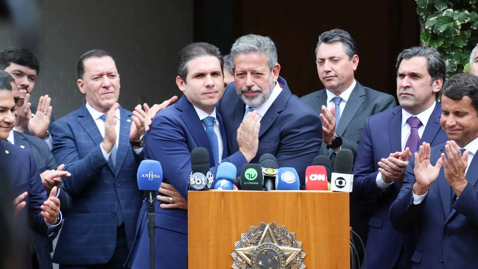Motta troca indicados de Lira na Câmara e deputado questiona: “presidente, afinal?”