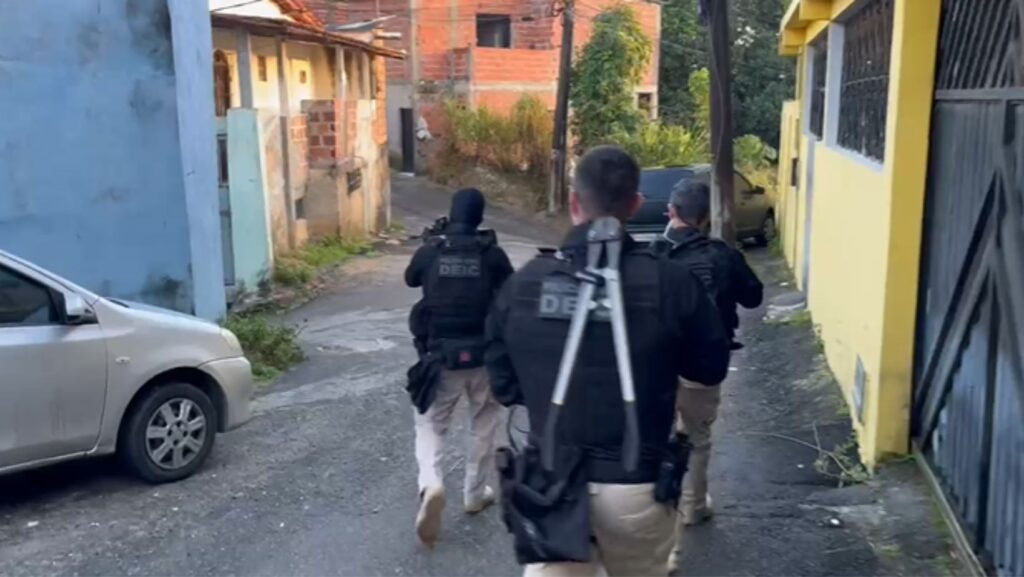 Liderança de grupo criminoso é presa durante cumprimento da Operação Fio Condutor no subúrbio de Salvador 