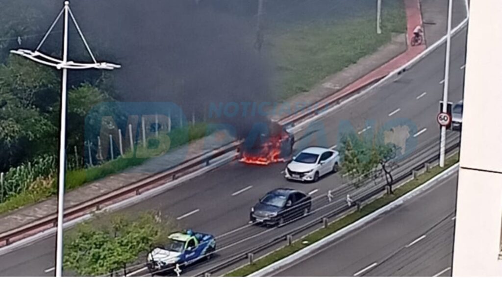 Carro pega fogo na Avenida Pinto de Aguiar; veja vídeo