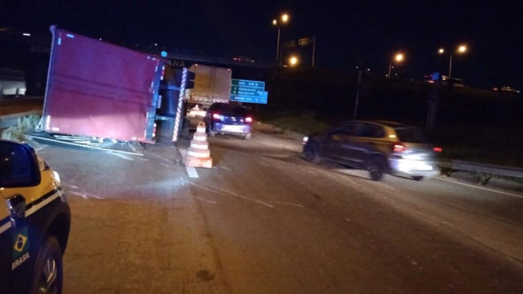Carreta tomba na BR-324 e pista é parcialmente interditada 