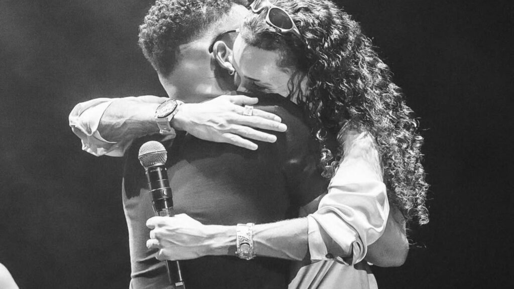 Theuzinho leva ‘sabão’ de Cristian Bell após atitude inusitada em show; veja 