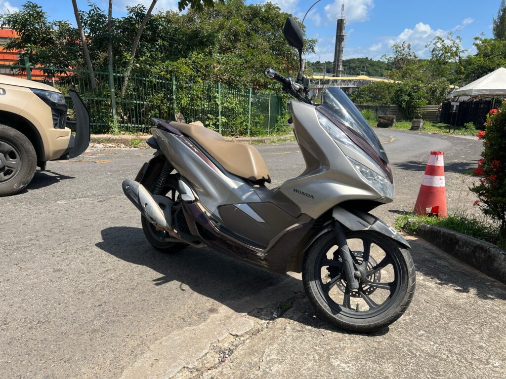 PM apreende mulher com moto clonada em bairro de Salvador