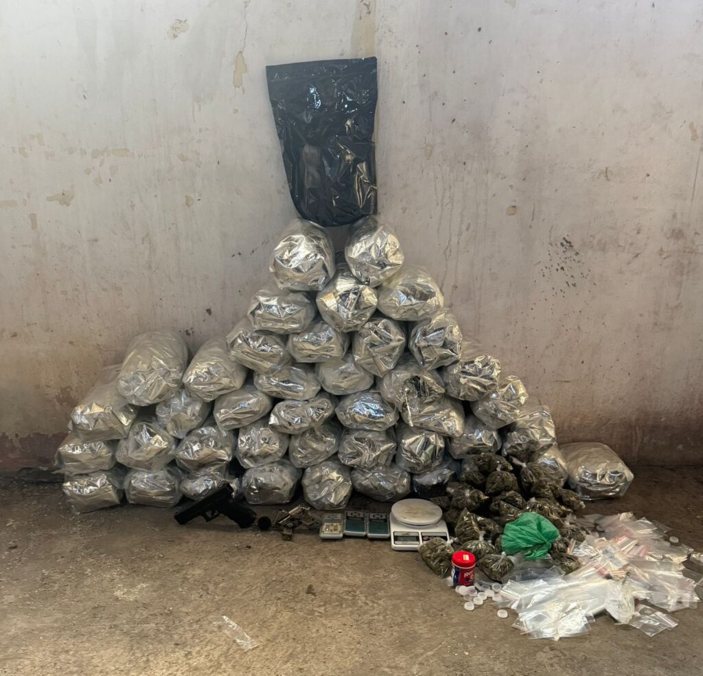 Polícia Militar apreende armas e drogas no Centro de Salvador