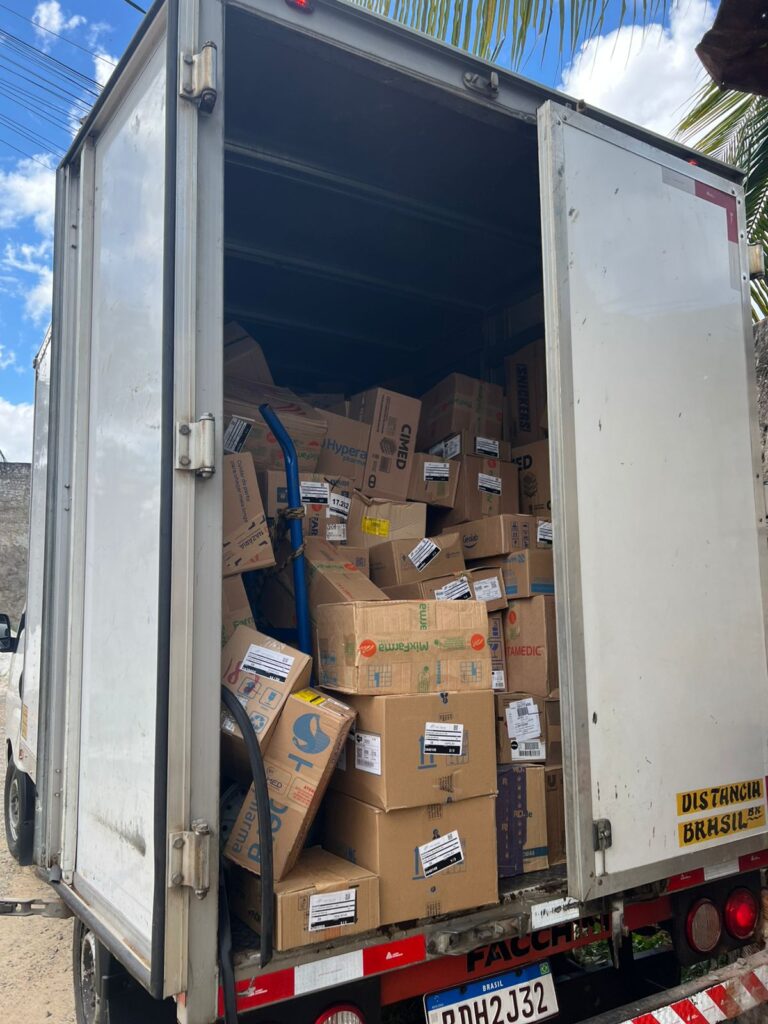 PM recupera carga de medicamento e apreende réplica de arma de fogo em bairro de Salvador