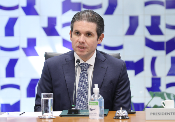 Mandato a distância? Hugo Motta questiona ausência de Eduardo Bolsonaro na Câmara e cita cassação