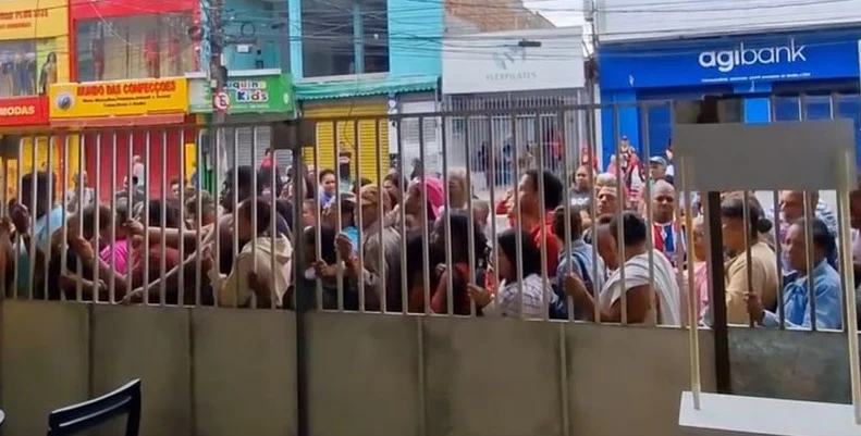 Loja de bairro popular anuncia venda de airfryer e gera tumulto na porta; confira