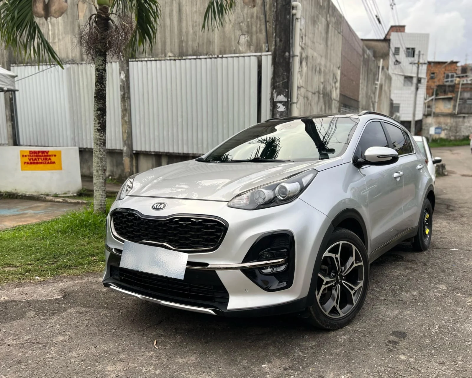 PM prende casal com carro roubado em bairro de Salvador
