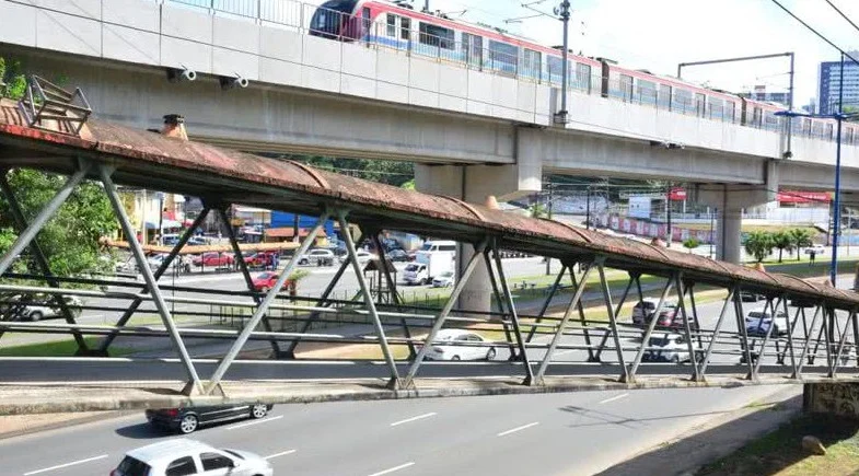 Mulher morre após ser baleada em Avenida movimento de Salvador