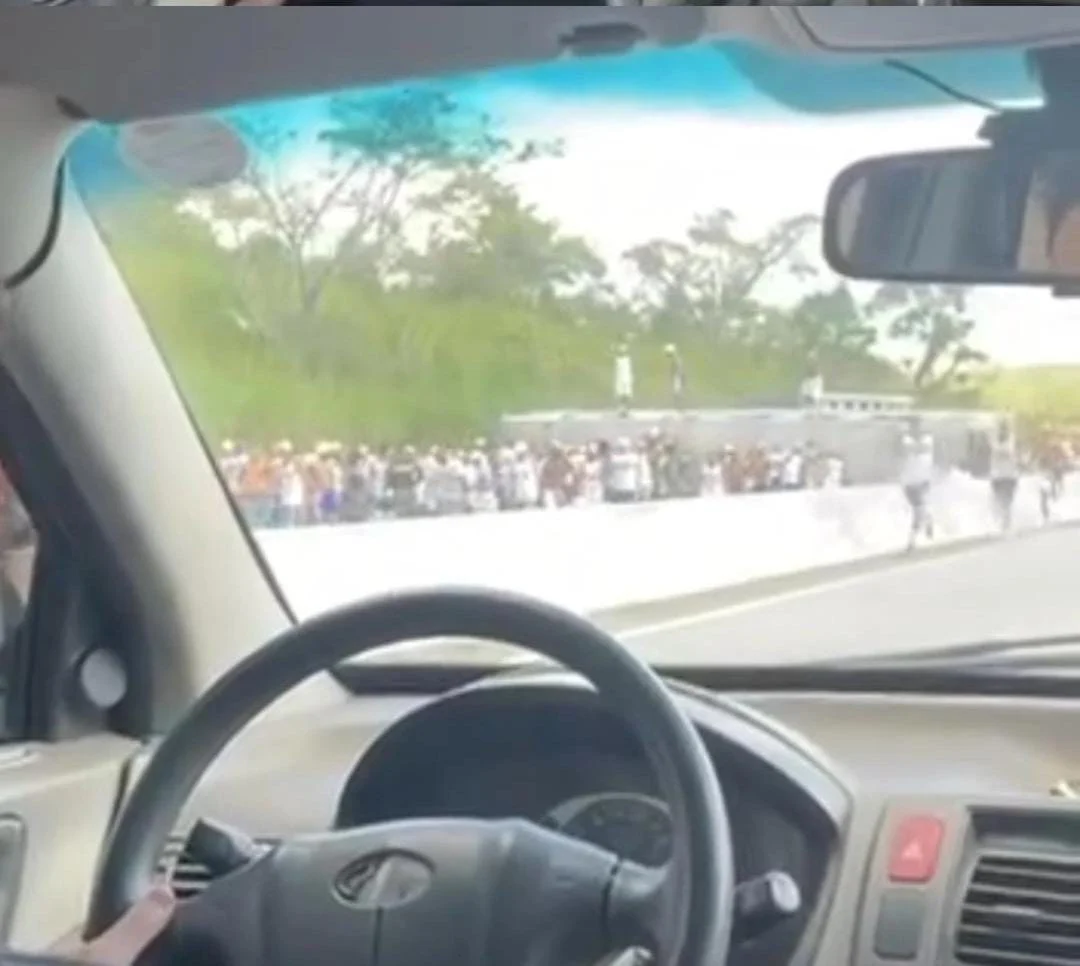 Urgente: Ônibus com torcedores da torcida organizada Bamor capota em Recife; veja vídeo