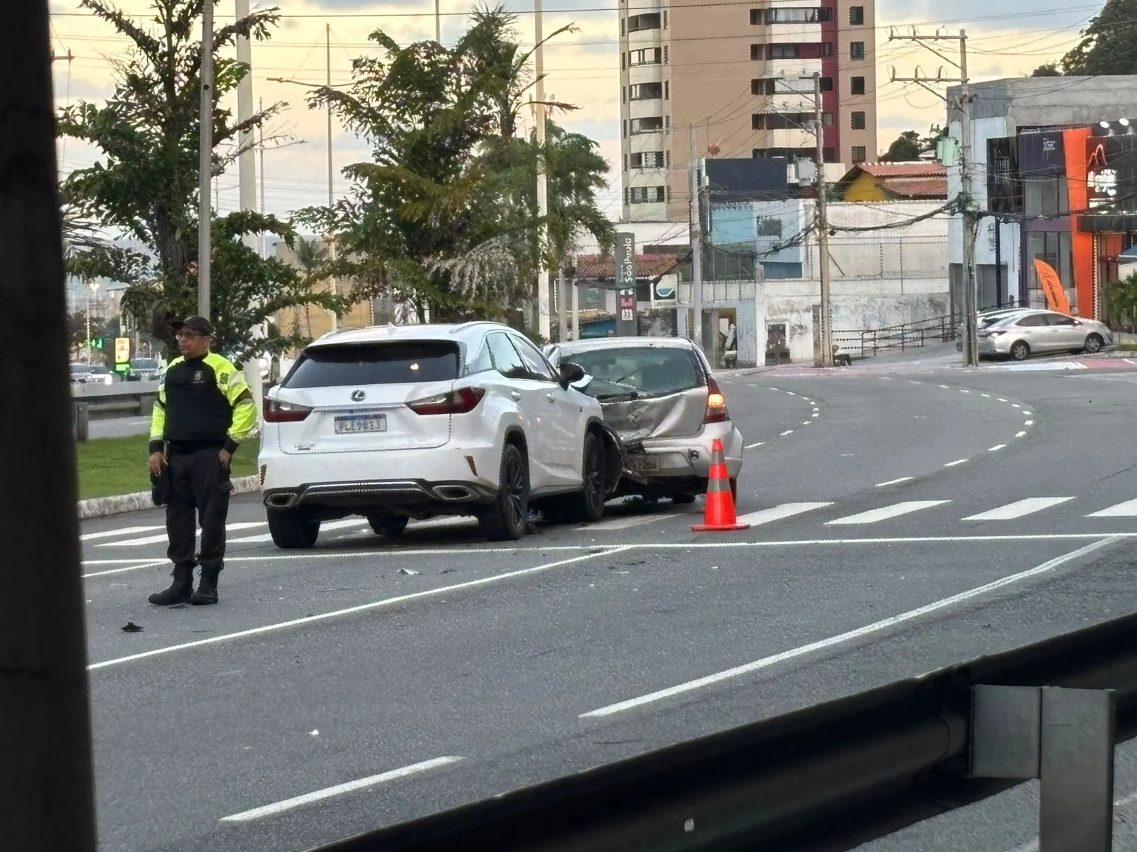 Vídeo: carros se envolvem em acidente em Patamares