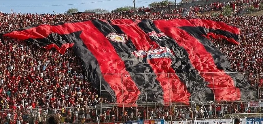 Vitória enfrenta o Palmeiras no Barradão e tenta garantir três pontos na tabela