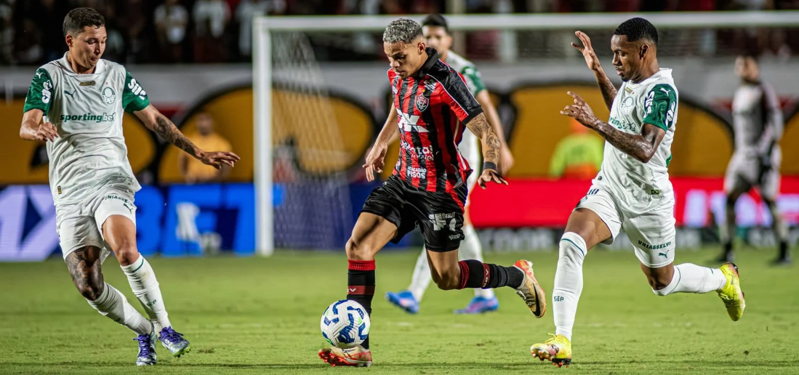 Vitória sai na frente, mas Palmeiras empata no Barradão