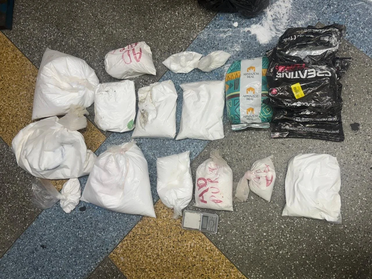PM apreende uma prensa hidráulica e 13 quilos de cocaína em via de Salvador