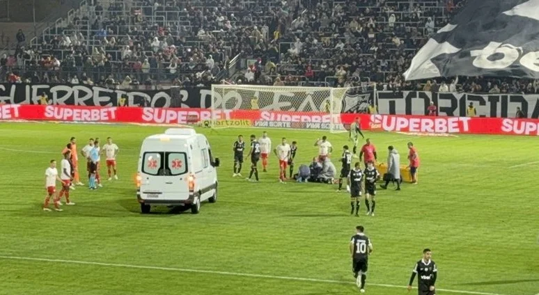 Capitão de time deixa campo desacordado após choque durante partida