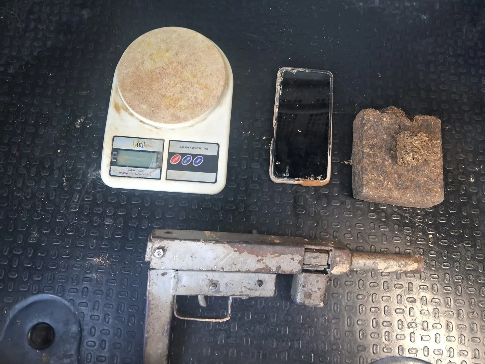 PM apreende submetralhadora de fabricação caseira em bairro de Salvador