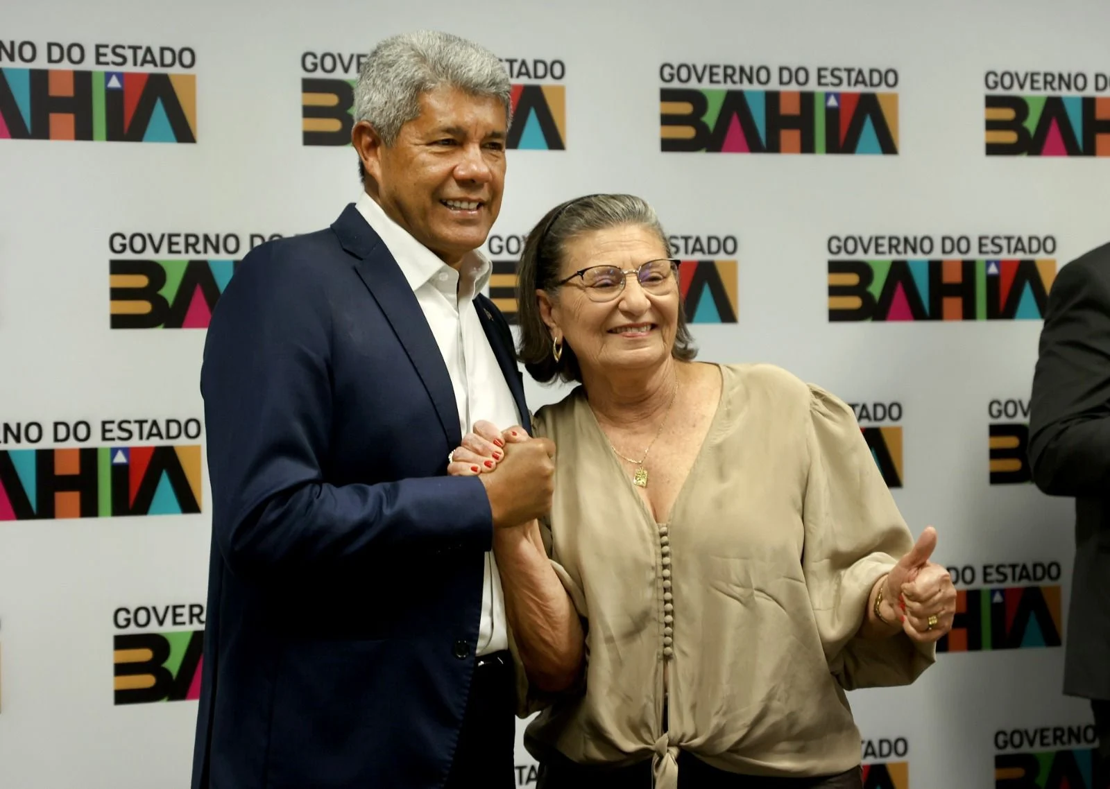 Vídeo: Prefeita de São Sebastião do Passé anuncia “casamento civil” com Jerônimo Rodrigues; entenda