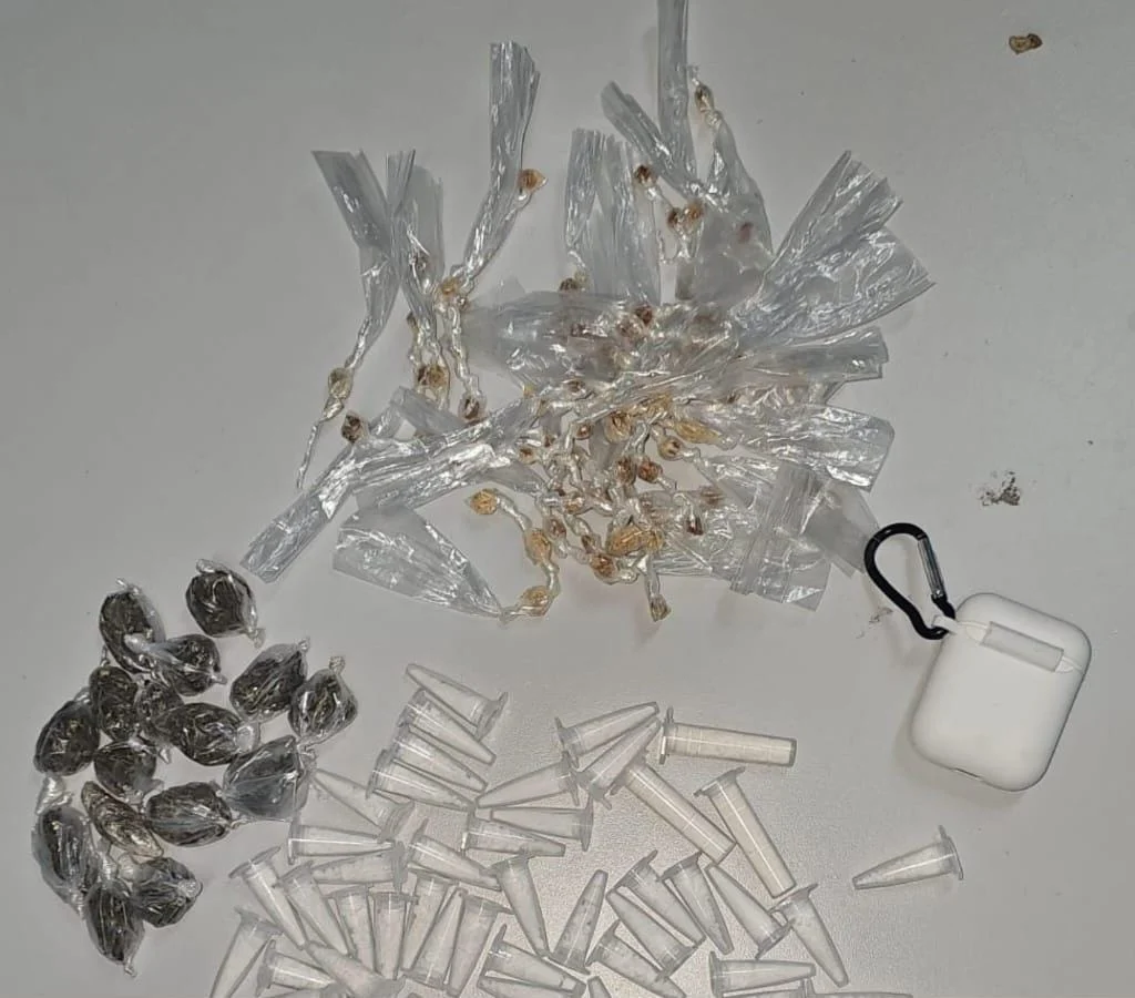 PM apreende dois homens suspeitos de tráfico de drogas em bairro de Salvador; saiba mais