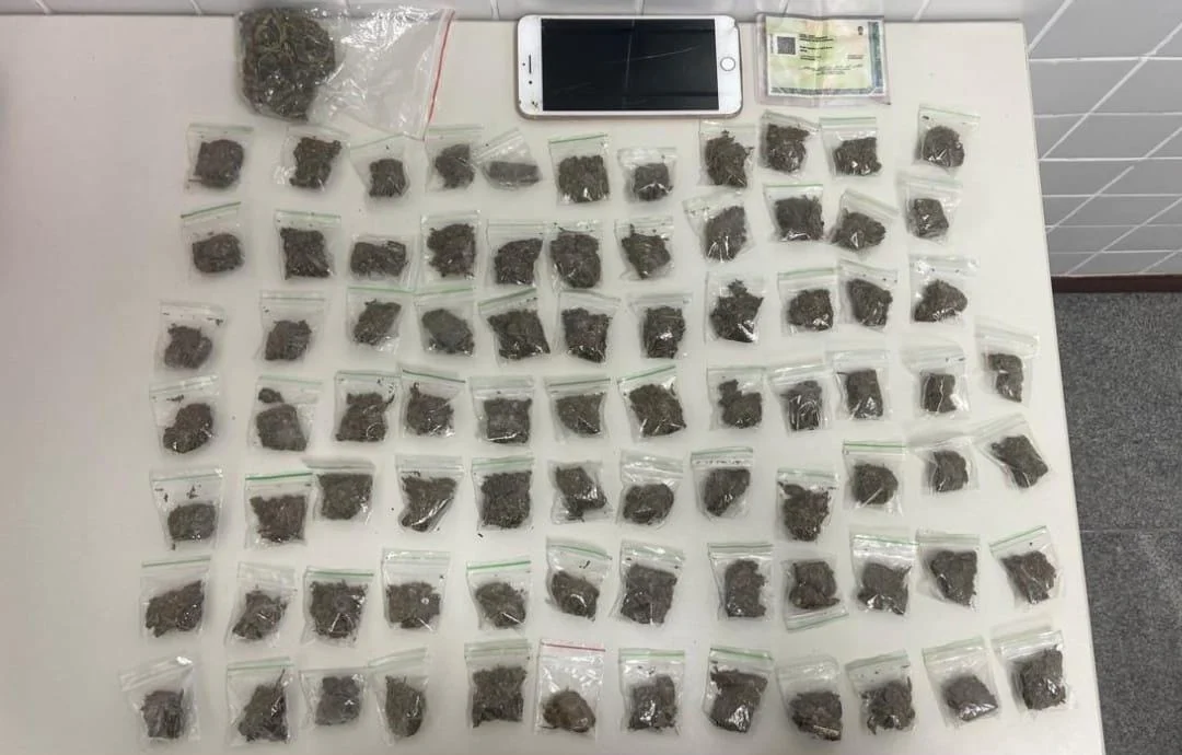Polícia Militar apreende adolescente com porções de maconha e celular em Feira de Santana