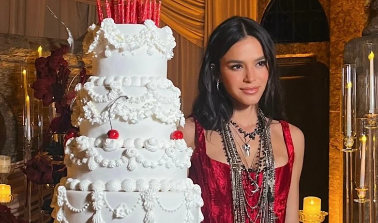 Ator baiano apontado como affair de Bruna Marquezine marca presença em festa da atriz