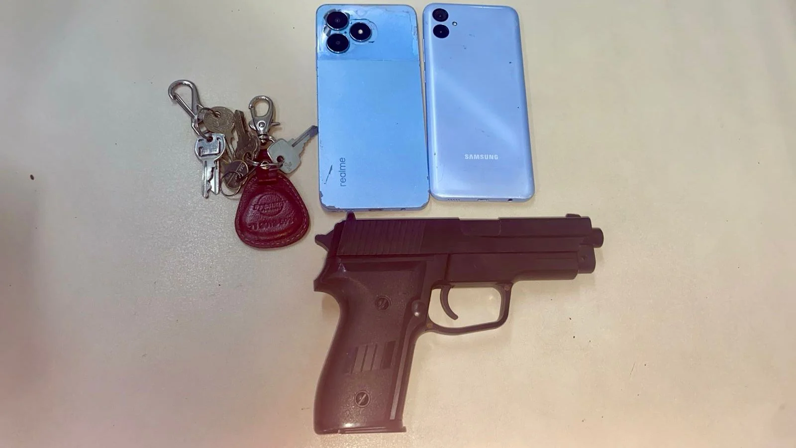 Polícia Militar apreende réplica de pistola e dois homens em bairro de Salvador