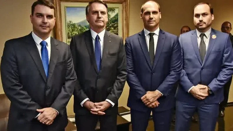 Filho de Bolsonaro ganha alta quantia em dinheiro de empresário processado por dívidas trabalhistas