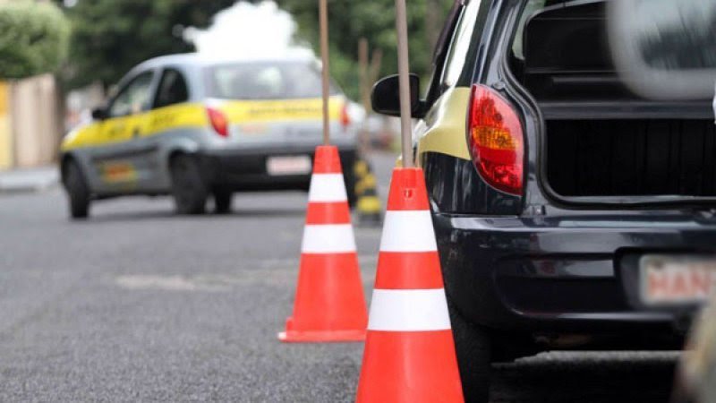 Fim das autoescolas? Proposta do governo permite aulas online e exame em carro automático para novos condutores; entenda