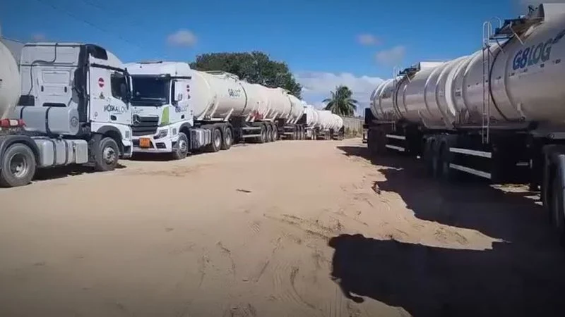 Após operação da Receita e PF, PCC abandona carretas carregadas de combustível na Bahia