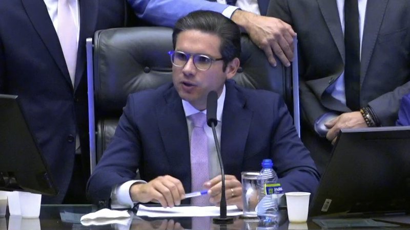 Presidente retoma controle da Câmara Federal após acionar polícia por confusão