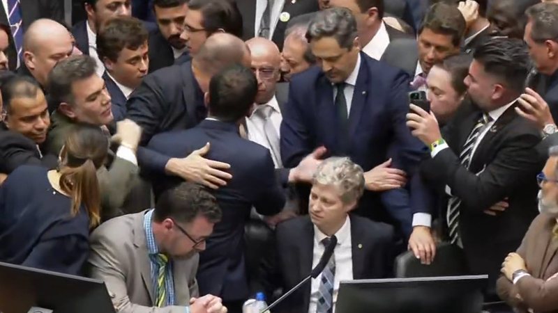 VÍDEO: Deputado impede Hugo Motta de sentar na Mesa Diretora da Câmara Federal