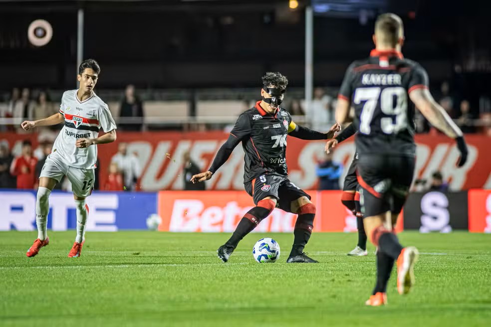 São Paulo bate Vitória e amplia crise do rubro-negro no Brasileirão